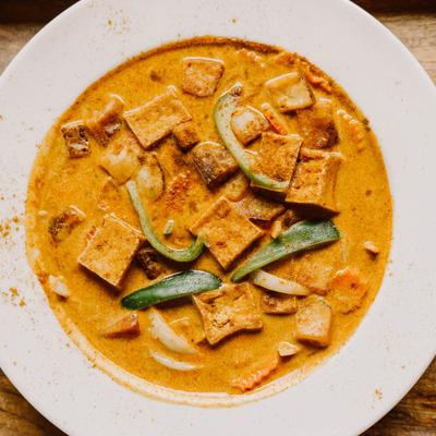 Red curry with tofu, bell pepper and onion in coconut milk