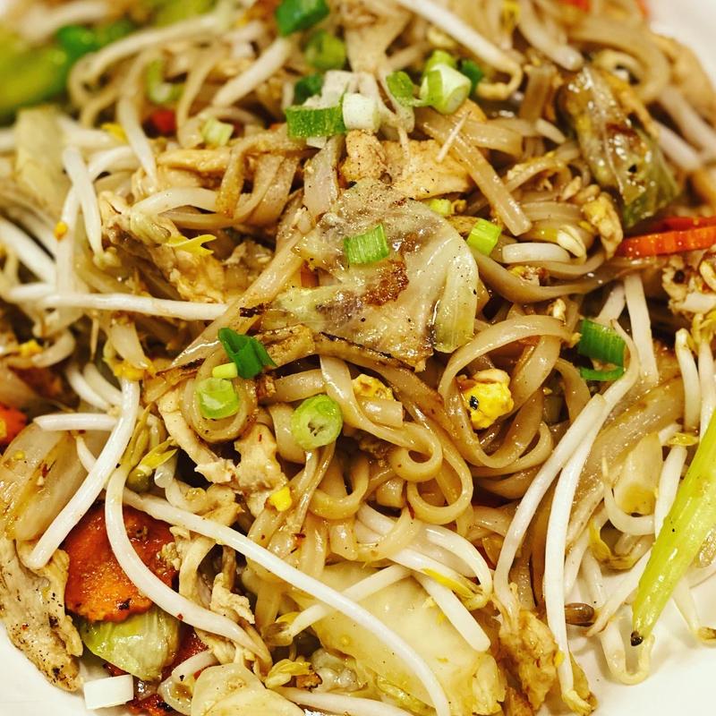 Stir-fried rice noodles with egg, bean sprouts and vegetables